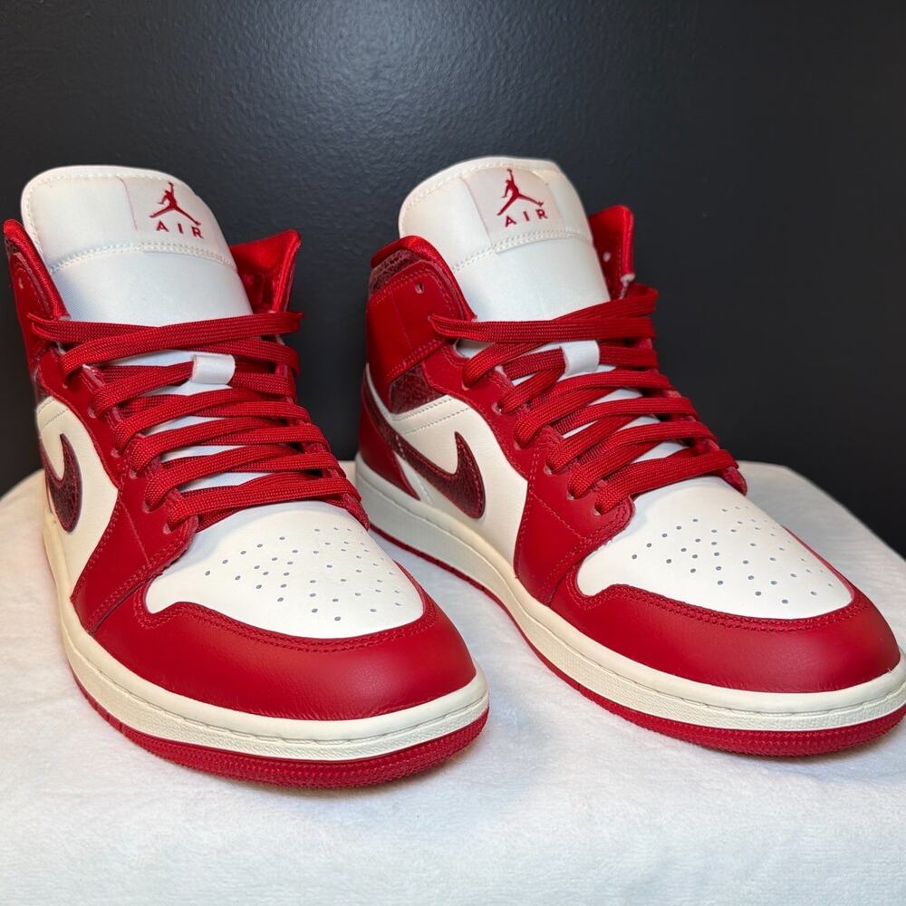 Air Jordan 1 Mid “Valentine’s Day 2025” – HJ9337-106 | 9M/10.5W - Picture 4 of 14